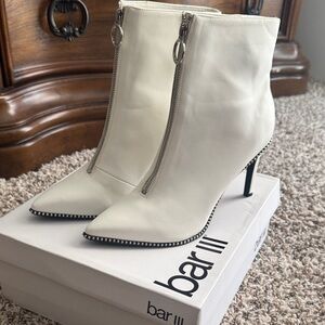 White Heeled Boots with Zipper Detail